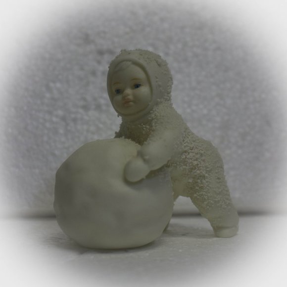 Vintage Retired Snowbabie "I'm Making Snowballs" Porcelain Bisque Figure - Picture 2 of 6